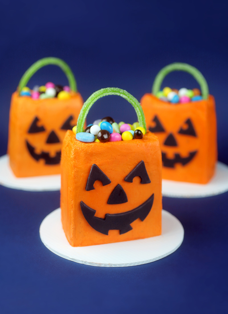 Trick or Treat Mini Cakes