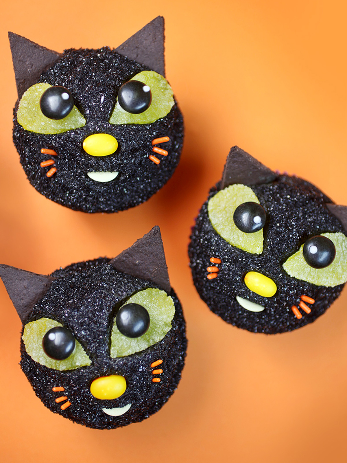 Schwarze Katzen-Cupcakes