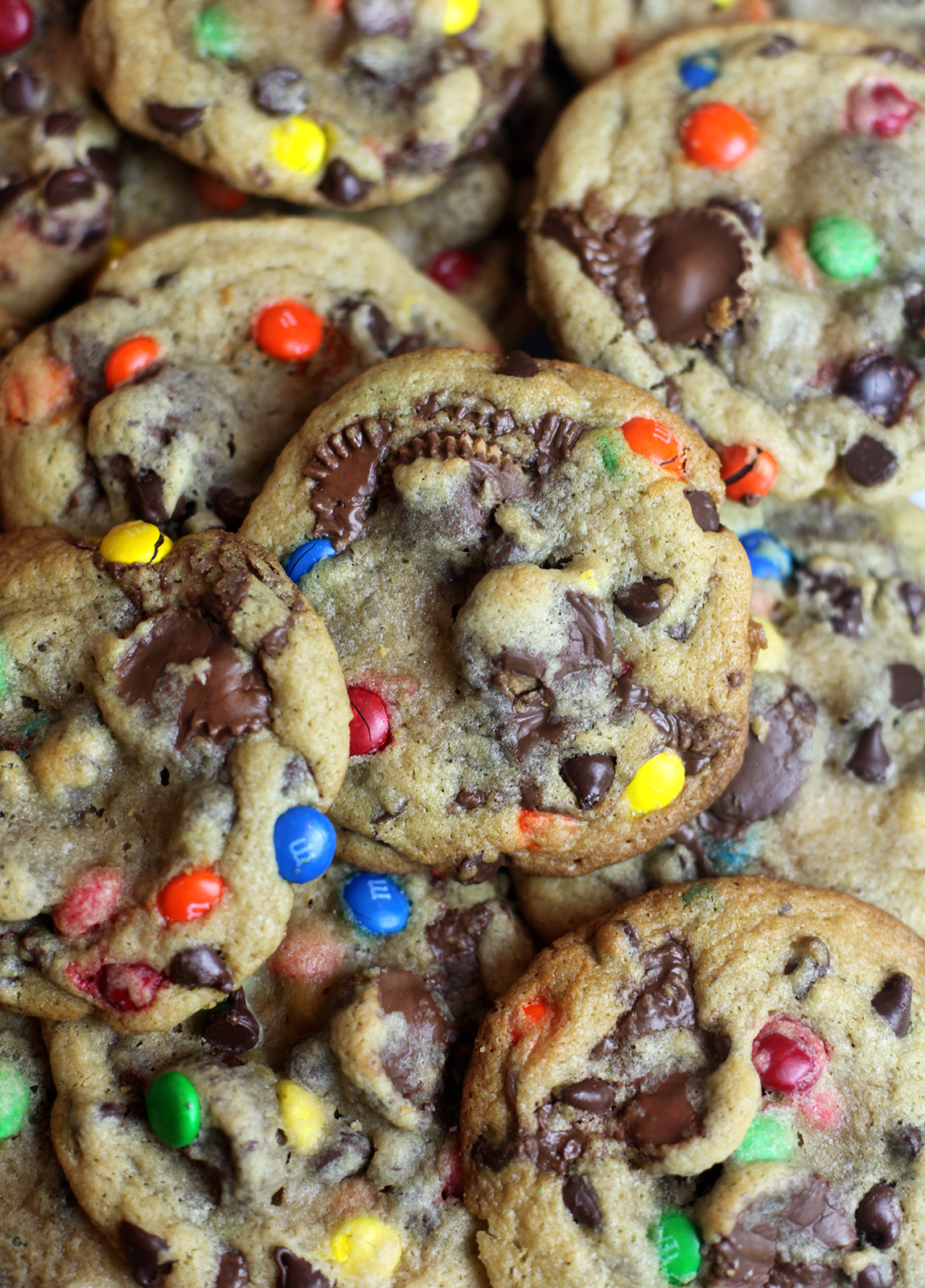 Cookie Cake {W/ Chocolate Chips + M&Ms}